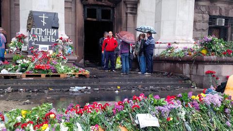 Odessa gedenkt der Toten mit Blumen vor dem ausgebrannten Gewerkschaftshaus