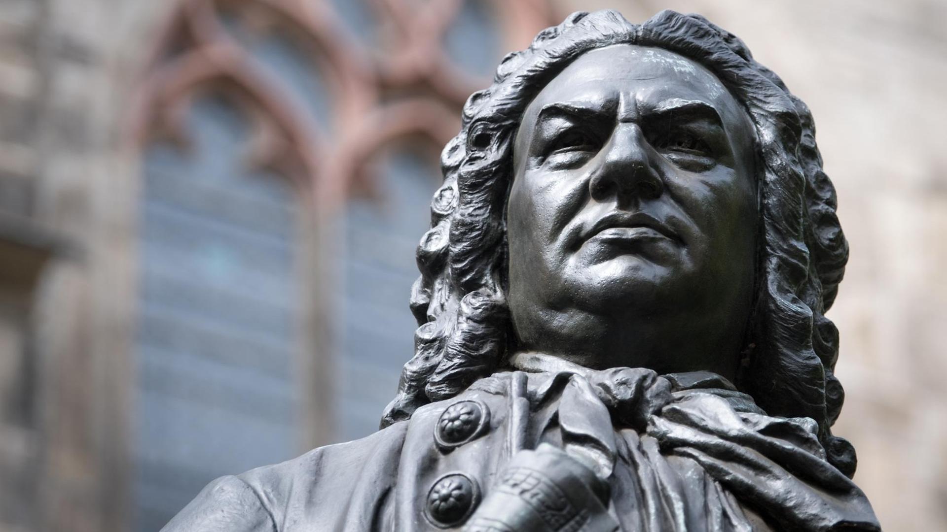 Blick auf das Denkmal für Komponist Johann Sebastian Bach vor der Thomaskirche in Leipzig. Am Abend wird hier das Bachfest 2019 eröffnet. Das Festival steht 2019 unter dem Motto «Hof-Compositeur Bach». Bevor der Komponist damals Thomaskantor wurde, war er viele Jahre lang an Höfen angestellt. Die Musik, die Johann Sebastian Bach dort schrieb, steht im Mittelpunkt des diesjährigen Festes. Bis zum 2 Blick auf das Denkmal für Komponist Johann Sebastian Bach vor der Thomaskirche in Leipzig. Am Abend wird hier das Bachfest 2019 eröffnet. Das Festival steht 2019 unter dem Motto «Hof-Compositeur Bach». Bevor der Komponist damals Thomaskantor wurde, war er viele Jahre lang an Höfen angestellt. Die Musik, die Johann Sebastian Bach dort schrieb, steht im Mittelpunkt des diesjährigen Festes. Bis zum 2