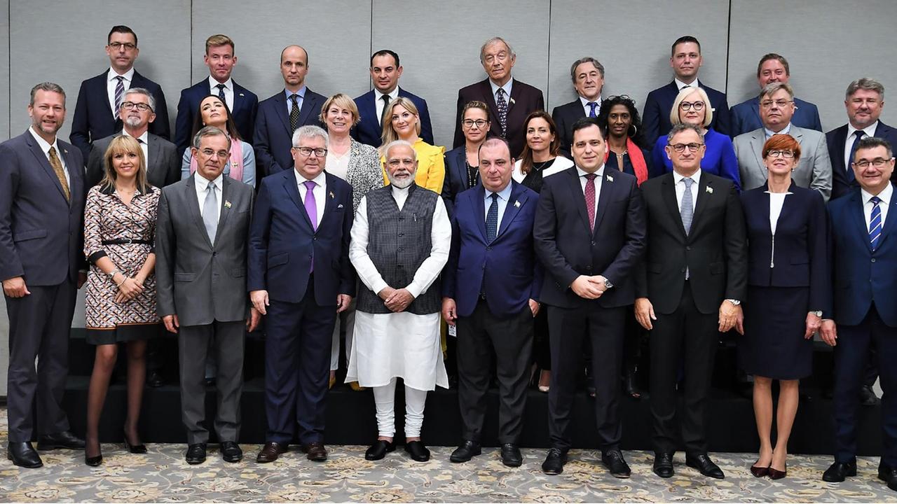 Gruppenfoto: Indiens Premierminister Narendra Modi vorne, umgeben mit 27 Mitgliedern einer Reisegruppe von EU-Abgeordneten überwiegend rechtspopulistischer Parteien am 28.10.2019.
