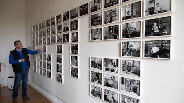 Direktor Torsten Kunert stellt am 05.05.2017 in Kummerow (Mecklenburg-Vorpommern) Ausstellungsbesuchern im restaurierten Schloss das fotografische Langzeitprojekt von Werner Mahler mit dem Titel "Abiturienten"
