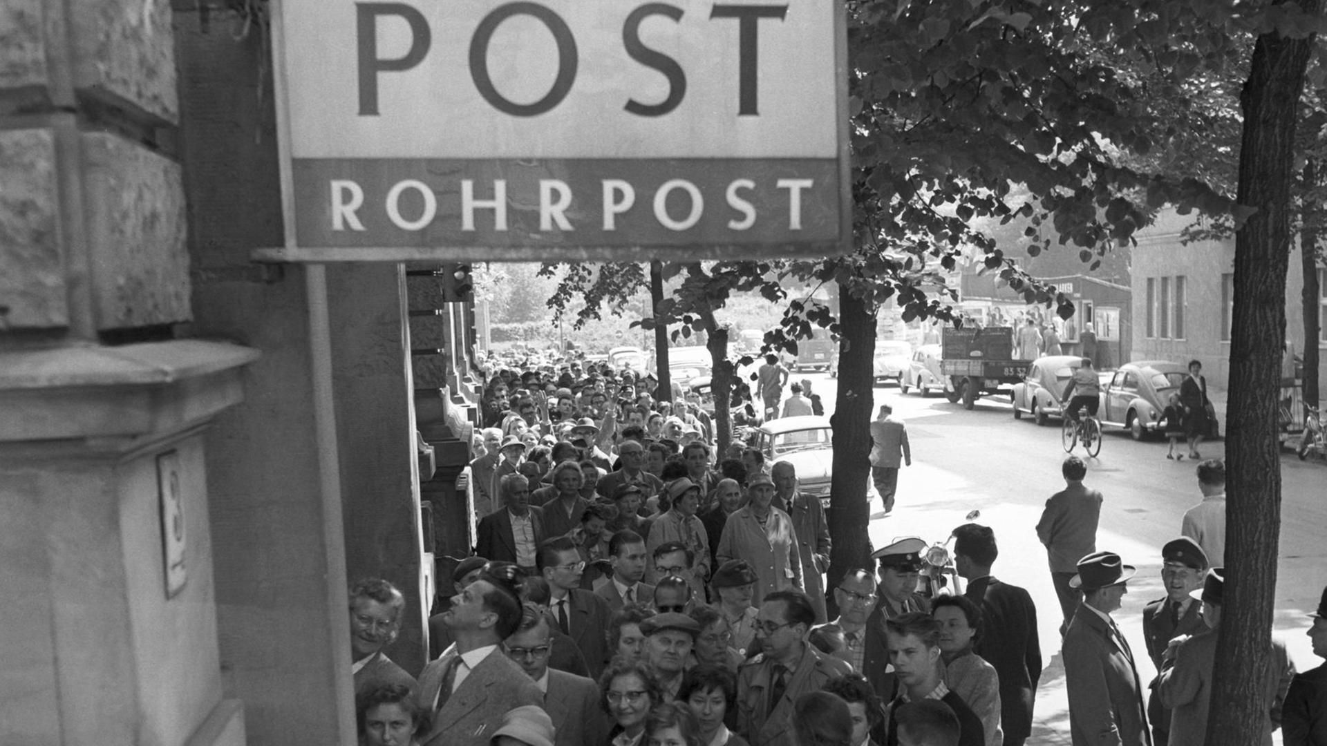 Eine riesige Menschenschlange stand am 22.05.1959 vor dem Postamt Charlottenburg 2 in the Goethestraße in Berlin. Dort ist die einzige Stelle, an der die Sonderpostwertzeichen zur "Interposta", der Internationalen Postaustellung in Hamburg verkauft werden.