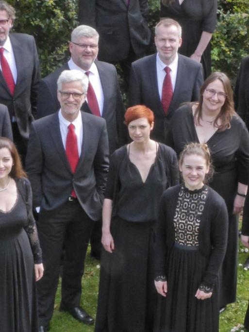 Gruppenbild der Chormitglieder, stehend auf dem Rasen.