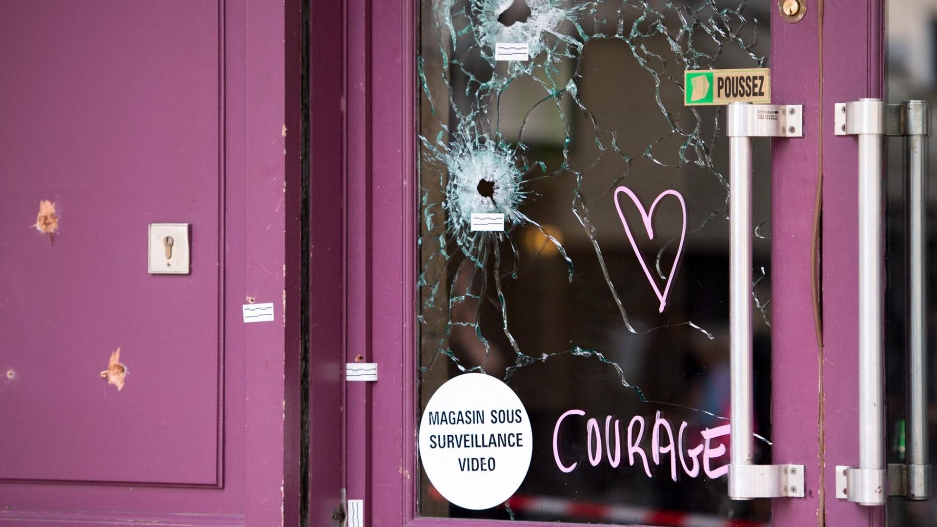 Einschusslöcher an der Fensterscheibe des Restaurants "Casa Nostra" in Paris.