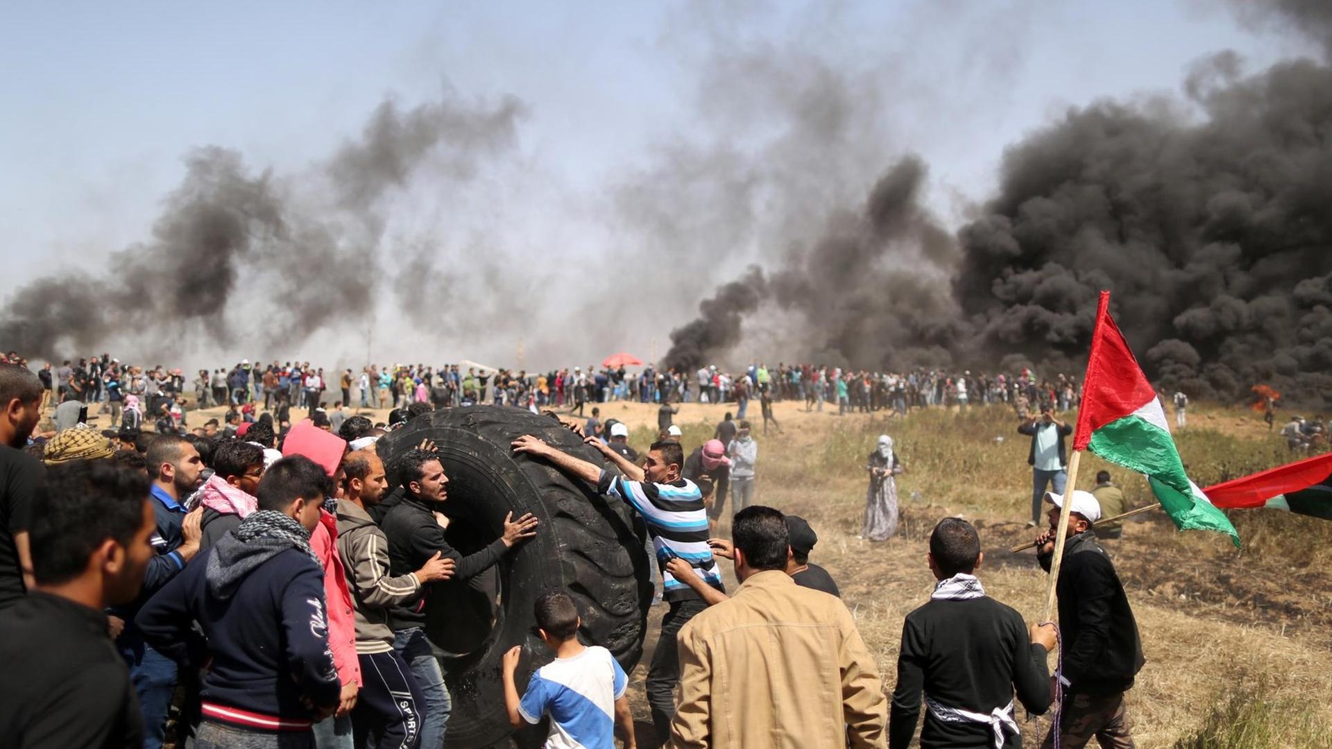 Bei Protesten im Gaza-Streifen setzen Palästinenser Autoreifen in Brand.