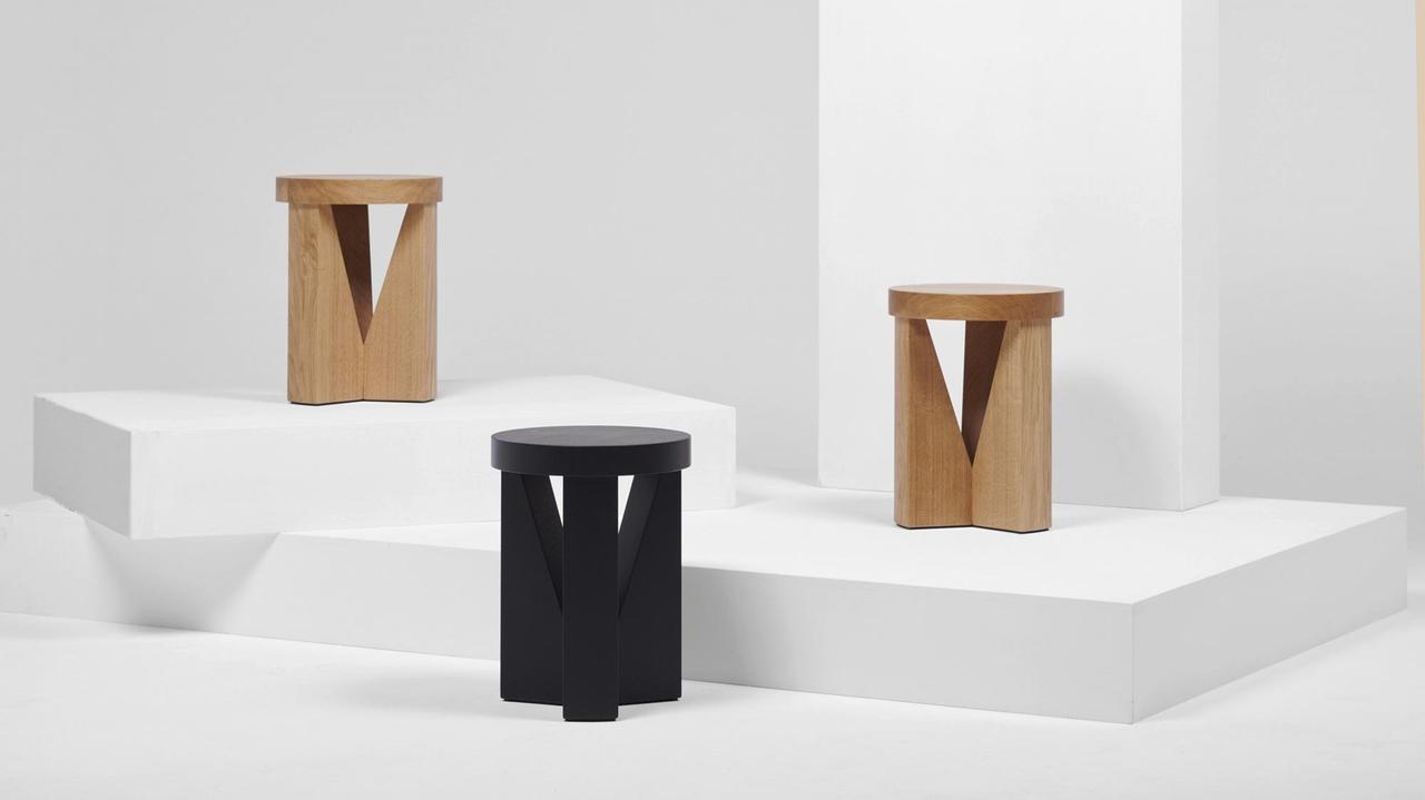 Drei Holzstühle/Hocker vom Designbüro Konstantin Grcic, die auf weissem Untergrund stehen.