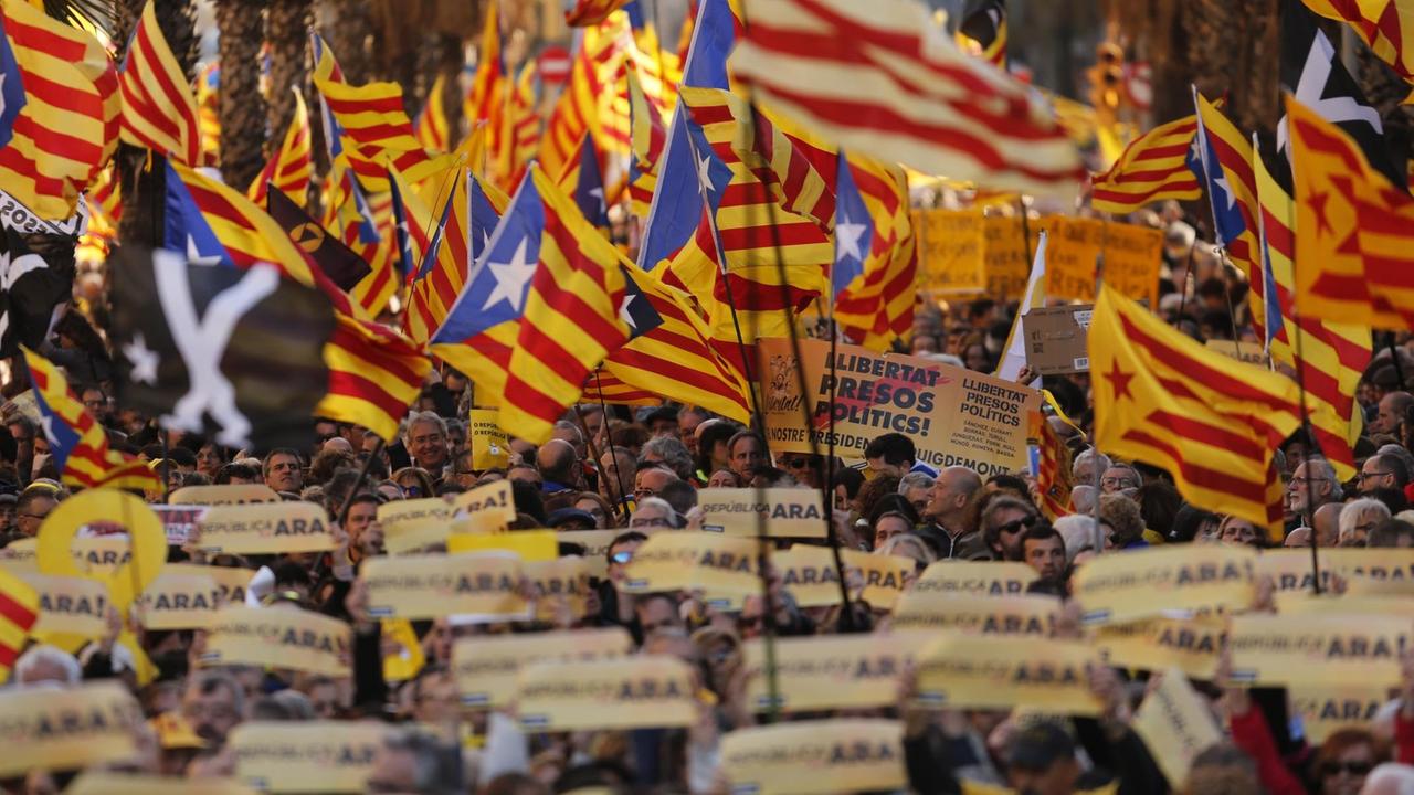 Katalanen demonstrieren in Barcelona für die Unabhängigkeit.