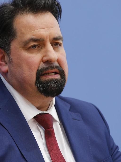 Aiman A. Mazyek ist Vorsitzender des Zentralrats der Muslime in Deutschland bei einer Pressekonferenz in Berlin im Februar 2020
