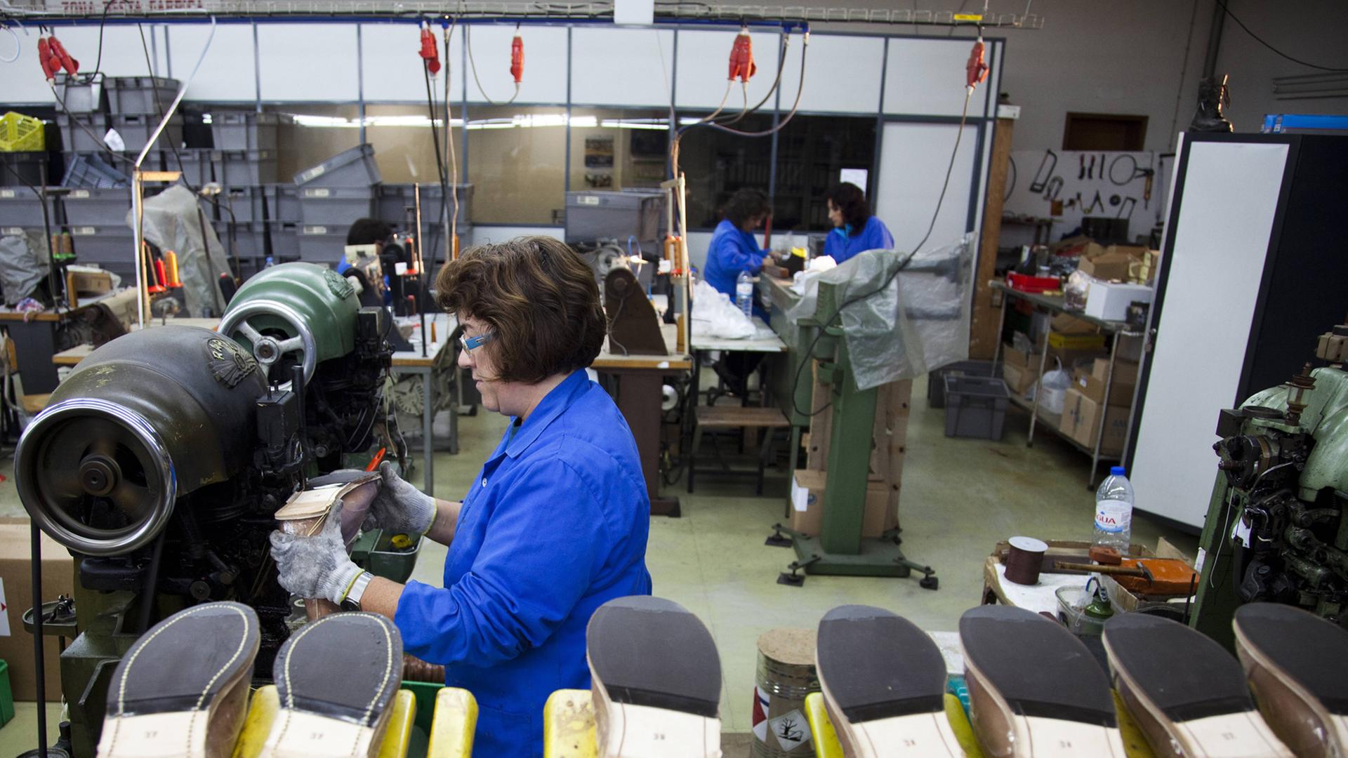Eine Schuhfabrik im portugisischen Alcobaca. Hier werden Schuhe handgemacht.