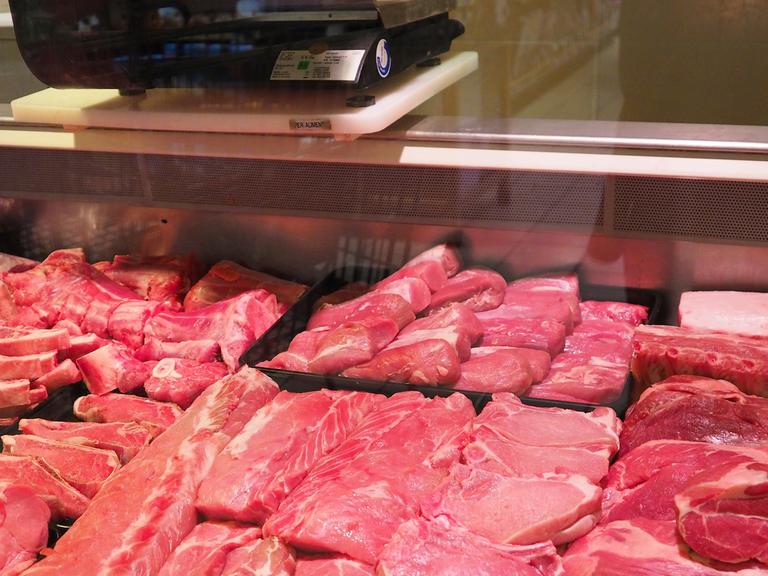 Fleisch liegt in einer Fleischtheke in einem Supermarkt in Berlin, aufgenommen am 04.01.2016.