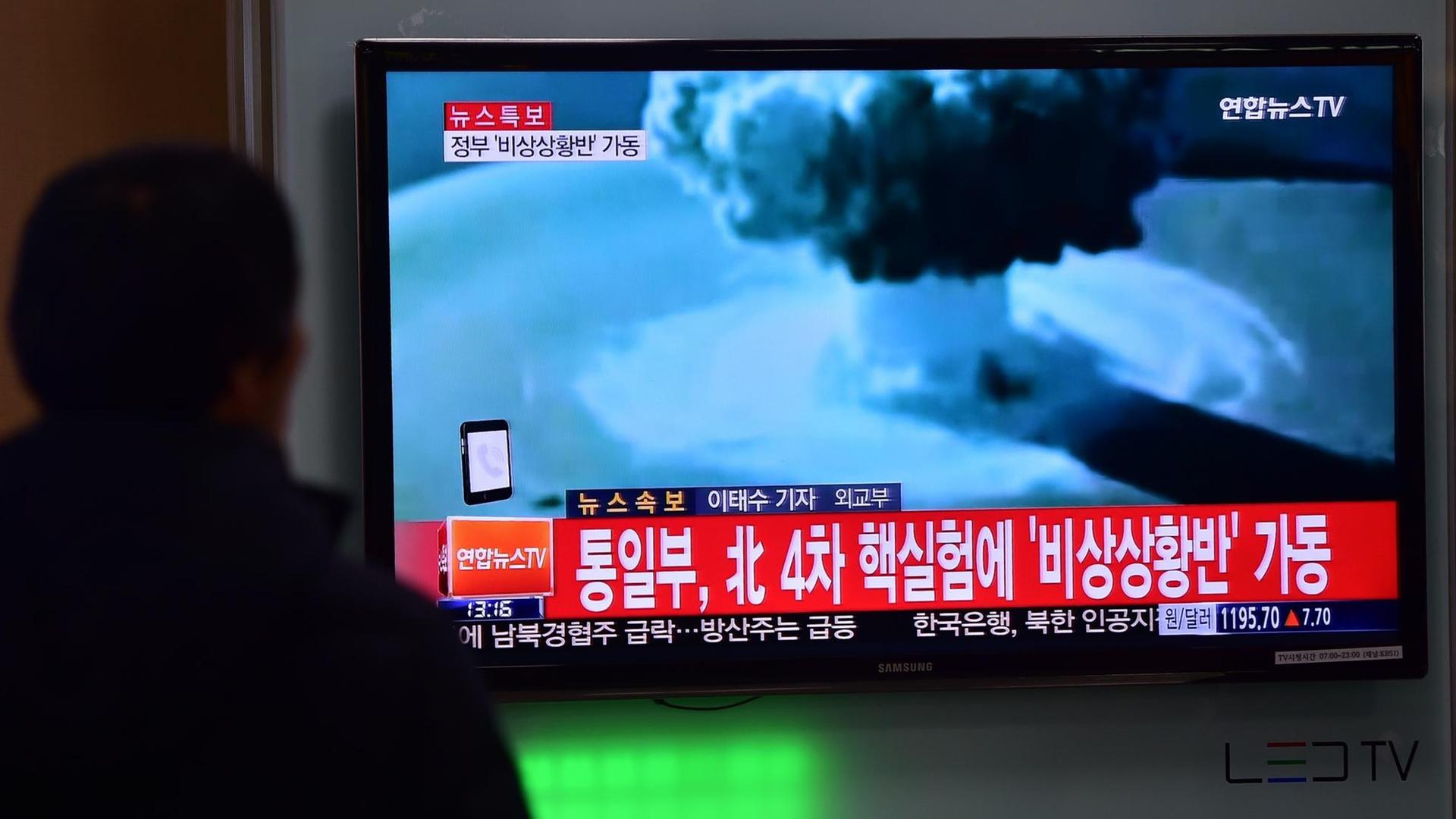 Im Fernsehen werden Bilder des nordkoreanischen Atomtests übertragen.