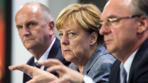 Bundeskanzlerin Angela Merkel (M.), Dietmar Woidke, Ministerpräsident von Brandenburg und Reiner Haseloff, Ministerpräsident von Sachsen-Anhalt, äußern sich bei einer Pressekonferenz am 15.09.2015 nach der Sondersitzung der Ministerpräsidenten der Länder mit Bundeskanzlerin Merkel im Bundeskanzleramt in Berlin zur Asyl- und Flüchtlingspolitik.