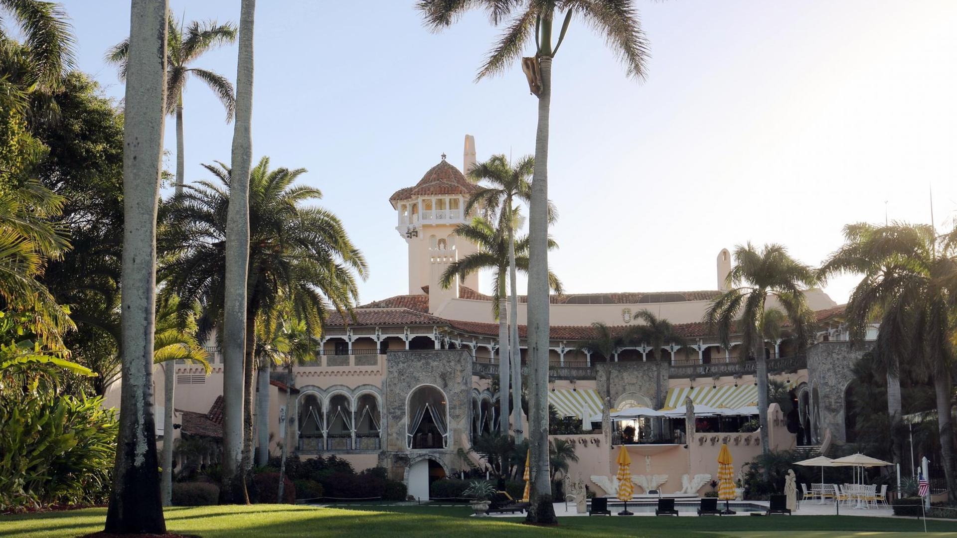Mar-a-Lago, die Privatresidenz von US-Präsident Trump in Florida, vom Garten aus gesehen. Mar-a-Lago, die Privatresidenz von US-Präsident Trump in Florida, vom Garten aus gesehen.