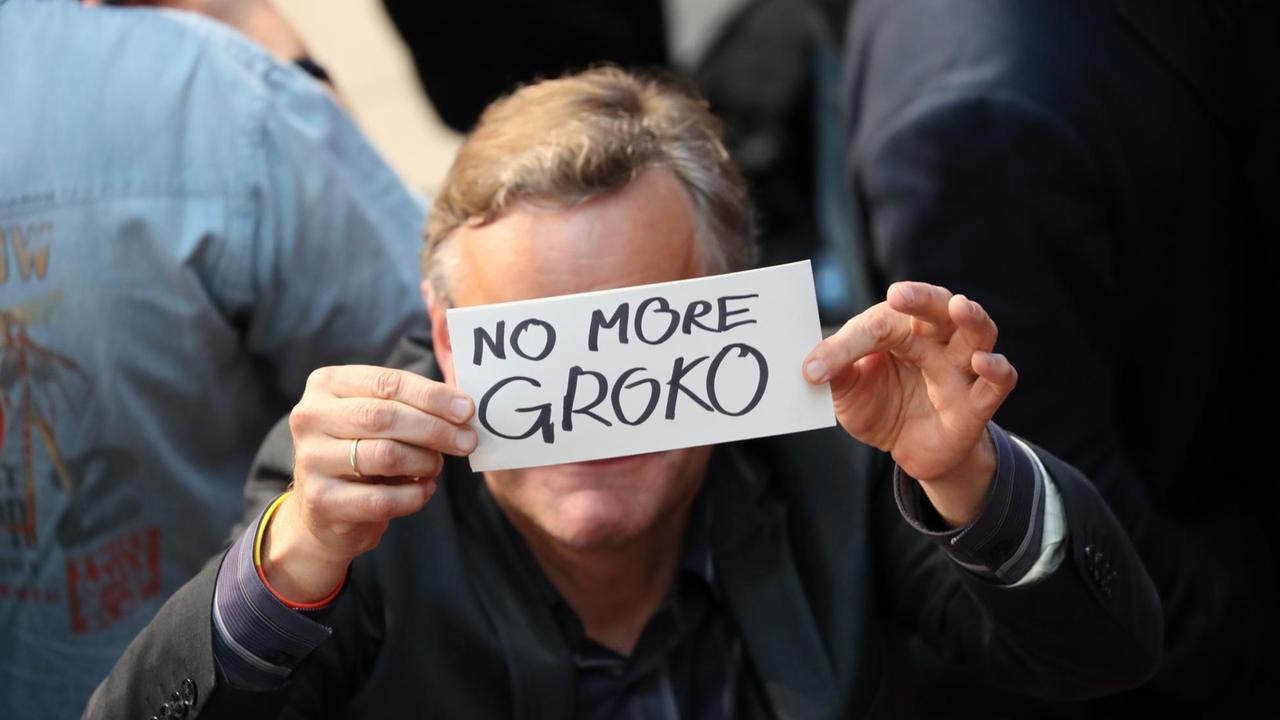 Ein Gast der Wahlparty der SPD hält am 24. September 2017 ein Schild mit der Aufschrift "No more Groko".
