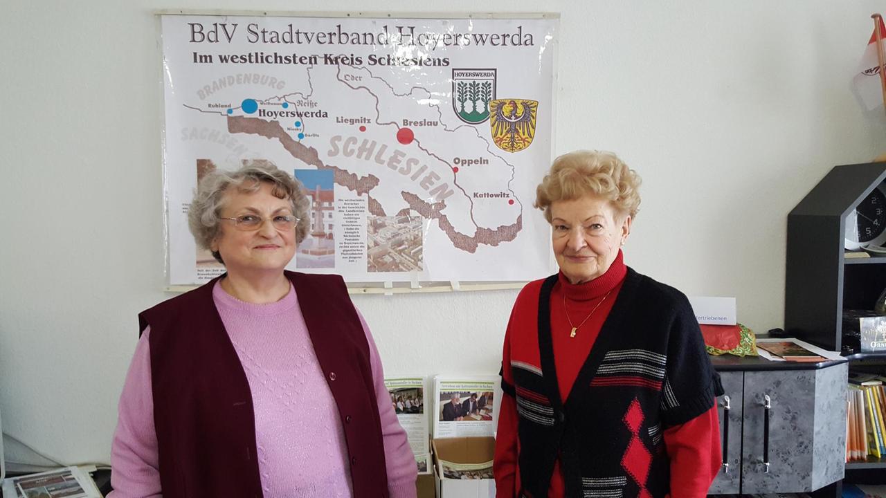 Gisela Lossack und Marianne Engelmann im BdV-Büro Hoyerswerda