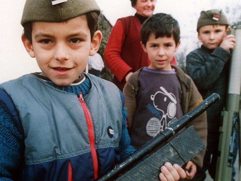 Kinder ahmen mit selbstgebastelten Waffen den Krieg der Erwachsenen nach, aufgenommen während des jugoslawischen Bürgerkriegs im kroatischen Borovo im November 1991.