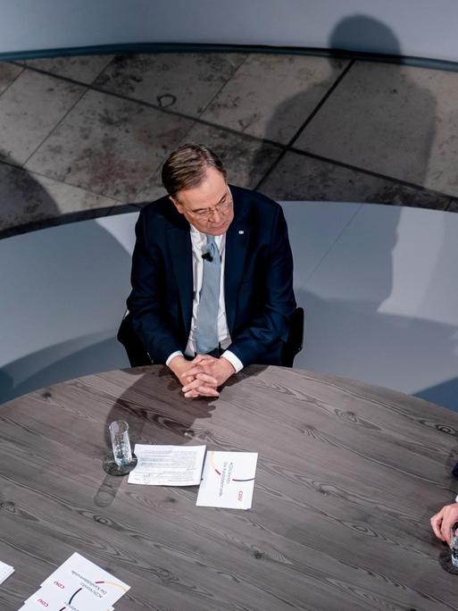 Die drei Kandidaten für den CDU-Parteivorsitz Norbert Röttgen (l-r) Armin Laschet und Friedrich Merz, sitzen bei einer Diskussionsrunde im Konrad-Adenauer-Haus. Vor der Wahl des CDU Bundesvorsitzenden stellen sich die Kandidaten in der per Livestream übertragenen Diskussion erneut den Mitgliedern.