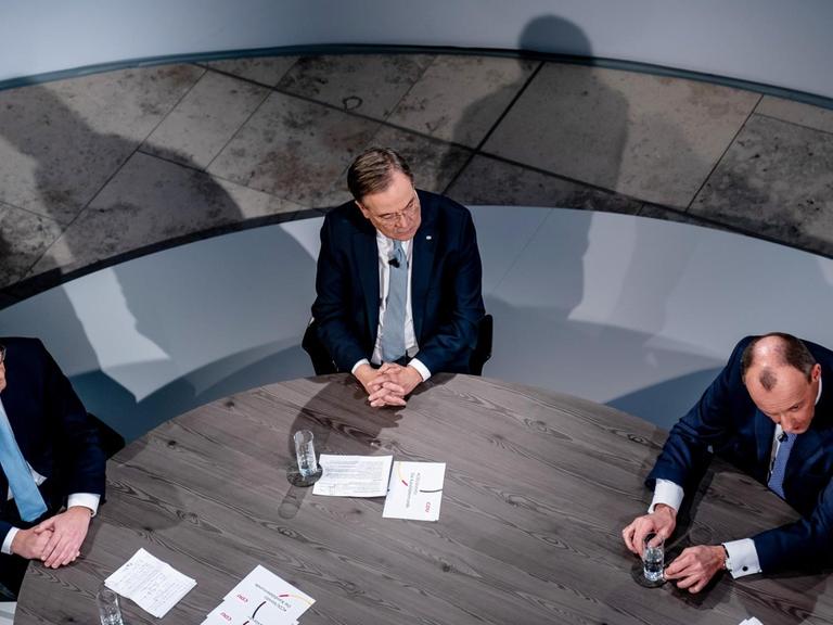 Die drei Kandidaten für den CDU-Parteivorsitz Norbert Röttgen (l-r) Armin Laschet und Friedrich Merz, sitzen bei einer Diskussionsrunde im Konrad-Adenauer-Haus. Vor der Wahl des CDU Bundesvorsitzenden stellen sich die Kandidaten in der per Livestream übertragenen Diskussion erneut den Mitgliedern.