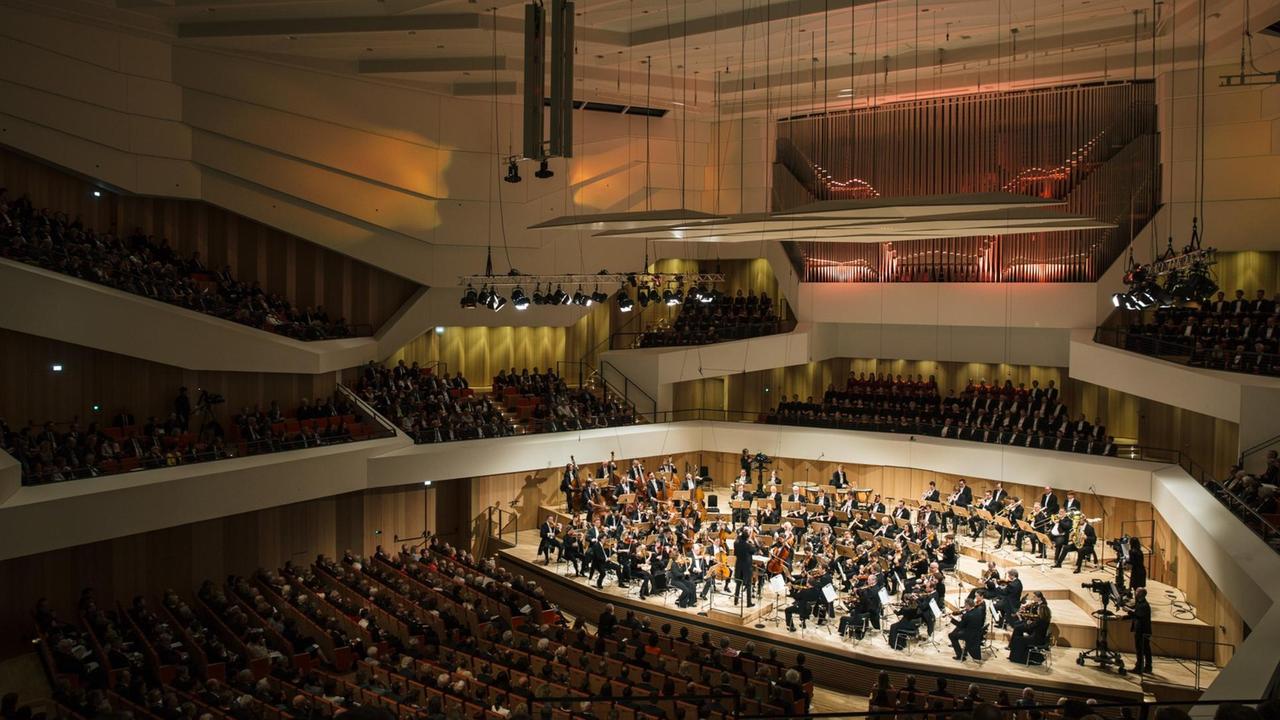 Musiker der Dresdner Philharmonie stehen am auf der Bühne des neuen Kulturpalastes in Dresden.