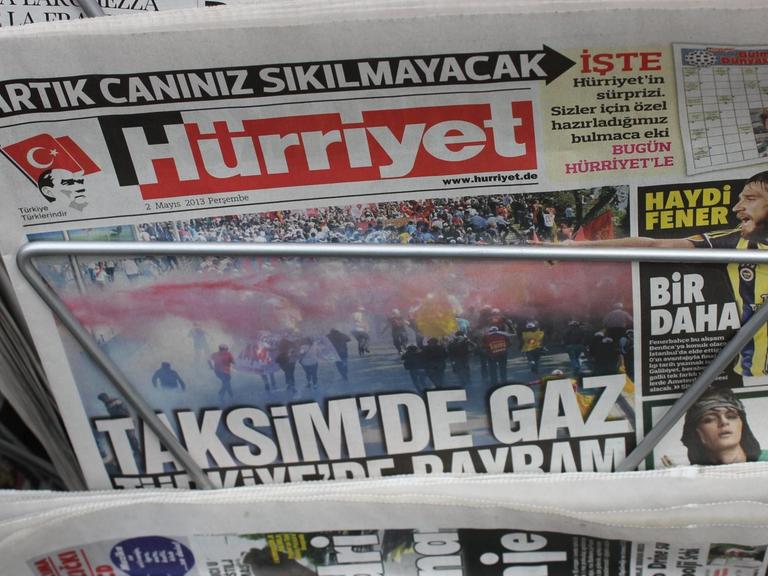Eine Ausgabe der türkischen Tageszeitung Hürriyet steckt in einem Zeitungsständer.