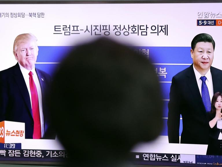 Eine Frau verfolgt (06.04.17) in Seoul im Fernsehen eine Sendung über das Treffen von US-Präsident Trump und dem chinesischen Präsidenten Xi.