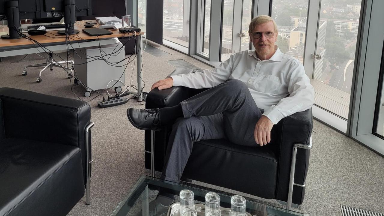 Volkswirt Thomas Mayer sitzt in seinem Büro in Köln auf einem Sessel.