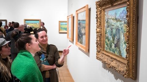 Mehrere Personen betrachten im Van-Gogh-Museum bei der Vorbesichtignung der Ausstellung "Van Gogh & Japan" einige Bilder.