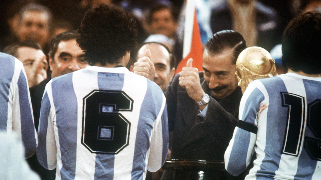 Der argentinische Junta-Chef, General Jorge Videla (2.v.r.), freut sich. Er überreicht bei der Siegerehrung am 25.06.1978 im River Plate-Stadion in Buenos Aires den WM-Pokal an Argentiniens Kapitän Daniel Passarella (r), der von seinem Teamgefährten Americo Gallego (Nr. 6) flankiert wird. 