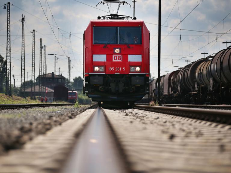 Eine Bahn auf einem Gleis in Köln.