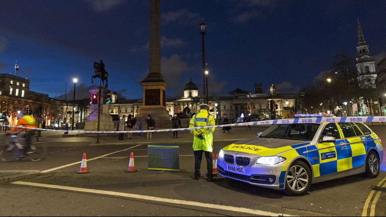 Ein Polizist steht in London vor einer abgesperrten Straße.