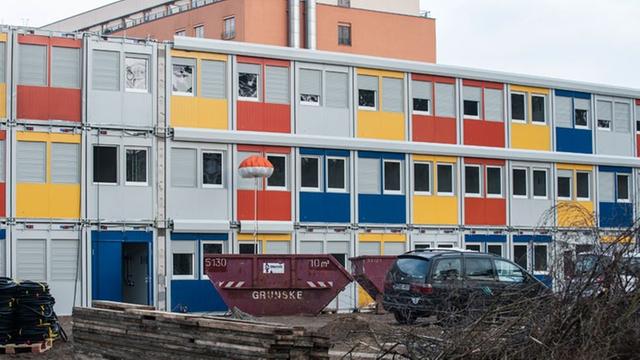 Dreifach übereinandergestapelt stehen bunte Wohncontainer im Berliner Bezirk Treptow-Köpenick. Dort sollen noch im Dezember Flüchtlinge unterkommen.