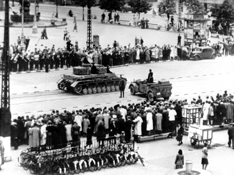 Blick auf eine Parade der Wehrmacht auf dem Kopenhagener Rathaushausplatz am 28. August 1940. Am 9. April 1940 fielen Truppen der Wehrmacht ohne Kriegserklärung in den neutralen Ländern Dänemark und Norwegen ein.