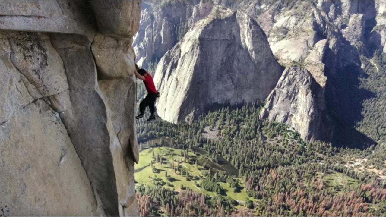 Szene aus dem Film "Free Solo". Man sieht einen Kletterer in einer Felswand, unter ihm das Tal.