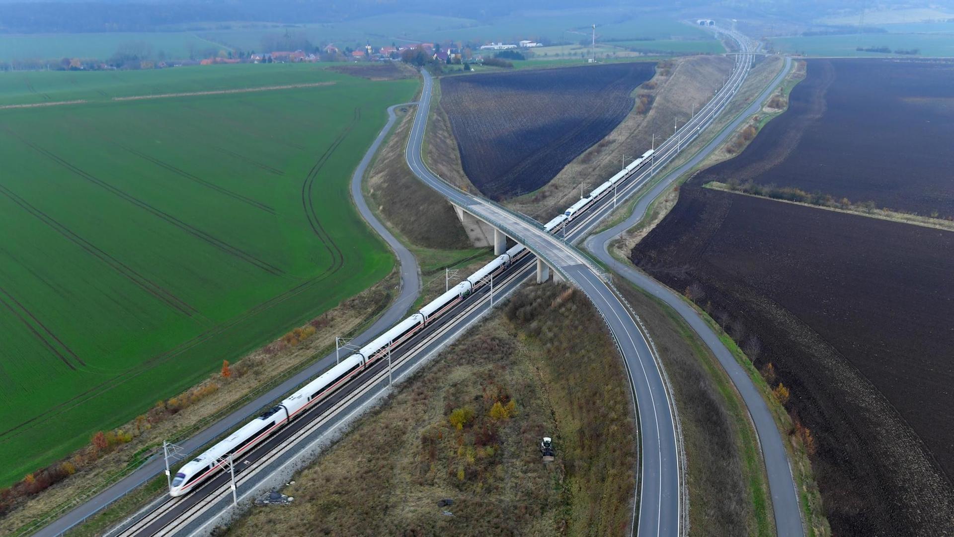 ARCHIV - Ein ICE fährt auf der Neubaustrecke, aufgenommen am 16.11.2017 bei Teutleben (Thüringen). Die ICE-Trasse ist Teil des Verkehrsprojekt Deutsche Einheit (VDE 8) mit Neu- und Ausbauabschnitten. Die Neubaustrecke zwischen Ebensfeld (Bayern) und Erfurt (Thüringen) ist nun fertiggestellt. (zu dpa «Mit Tempo 300 durch die Berge - Neue ICE-Trasse jetzt komplett» vom 05.12.2017)