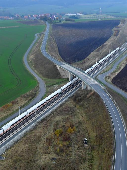 ARCHIV - Ein ICE fährt auf der Neubaustrecke, aufgenommen am 16.11.2017 bei Teutleben (Thüringen). Die ICE-Trasse ist Teil des Verkehrsprojekt Deutsche Einheit (VDE 8) mit Neu- und Ausbauabschnitten. Die Neubaustrecke zwischen Ebensfeld (Bayern) und Erfurt (Thüringen) ist nun fertiggestellt. (zu dpa «Mit Tempo 300 durch die Berge - Neue ICE-Trasse jetzt komplett» vom 05.12.2017)
