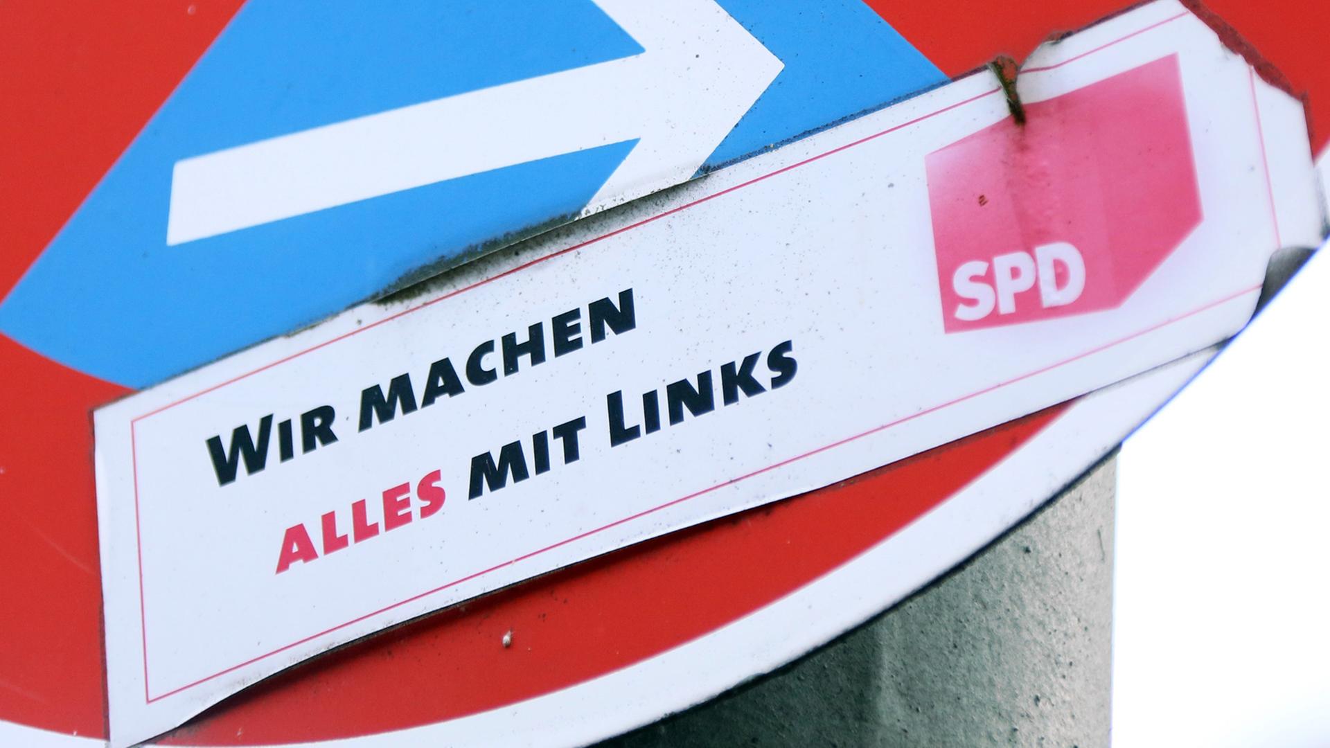 "Wir machen alles mit Links" steht auf dem Aufkleber, der auf einem Halteverbots-Schild in Berlin klebt.