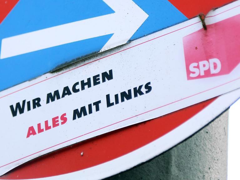 "Wir machen alles mit Links" steht auf dem Aufkleber, der auf einem Halteverbots-Schild in Berlin klebt.