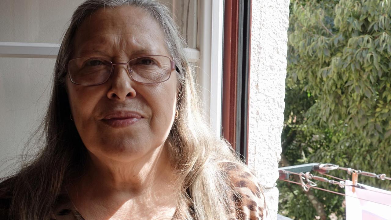 Margarida Lopes am Fenster ihrer Wohnung in Lissabon