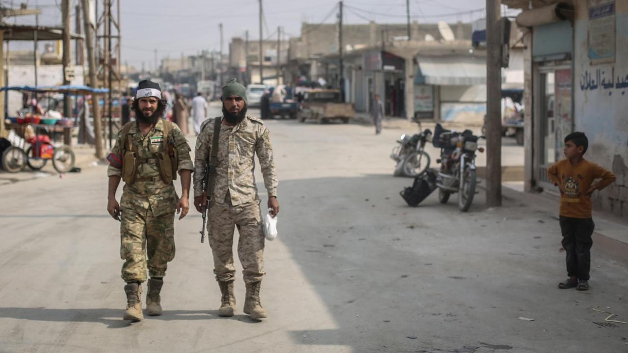 Türkisch unterstützte syrische Milizsoldaten patrouillieren am 20.10.2019, im nordsyrischen Tal Abiad auf einer Straße. 