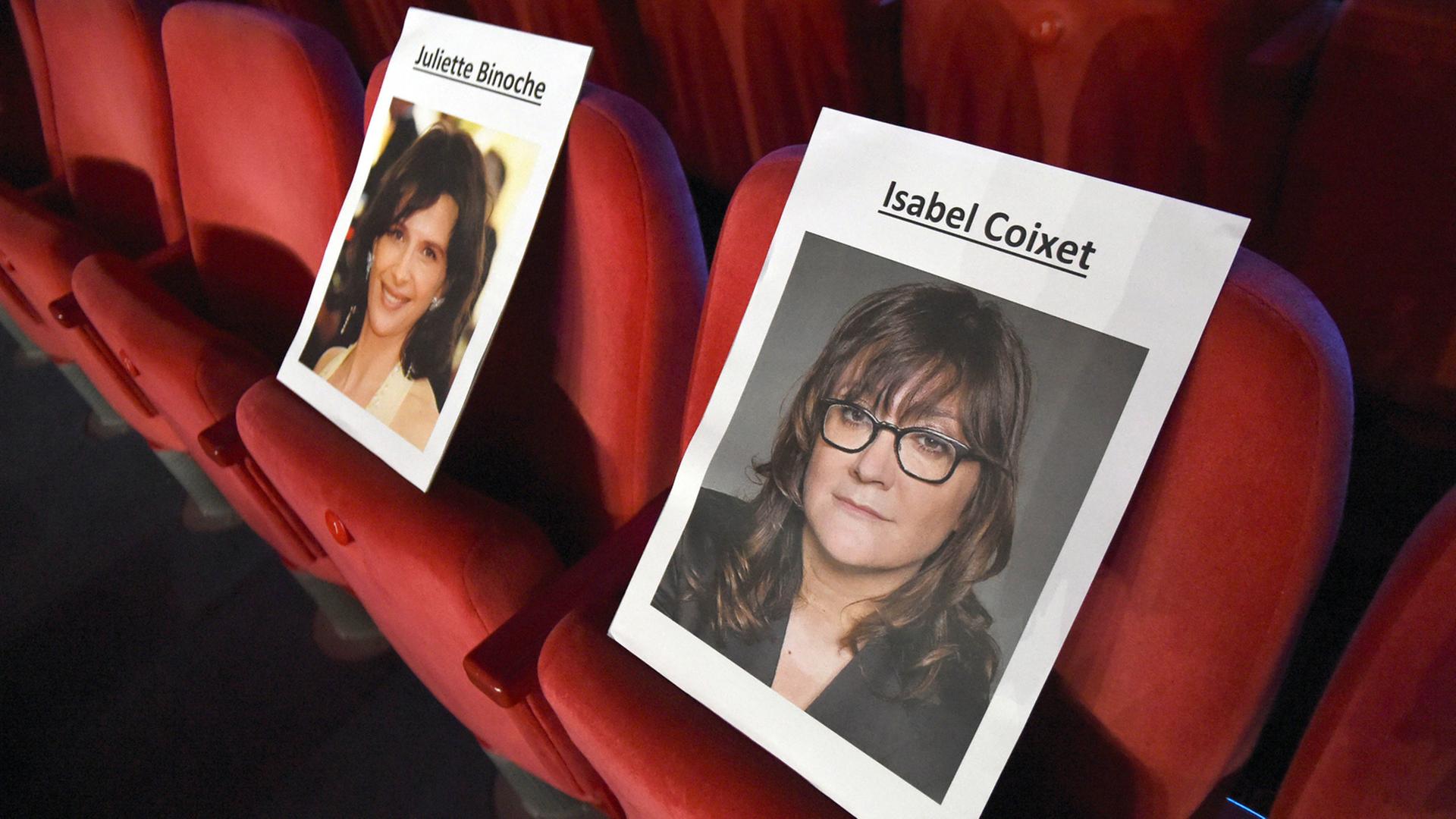 Fotos der spanischen Regisseurin Isabel Coixet (rechts) und der französischen Schauspielerin Juliette Binoche stehen im Berlinale Palast in Berlin auf Kinosesseln.