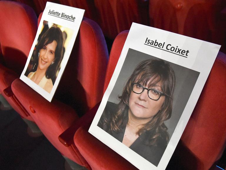 Fotos der spanischen Regisseurin Isabel Coixet (rechts) und der französischen Schauspielerin Juliette Binoche stehen im Berlinale Palast in Berlin auf Kinosesseln.