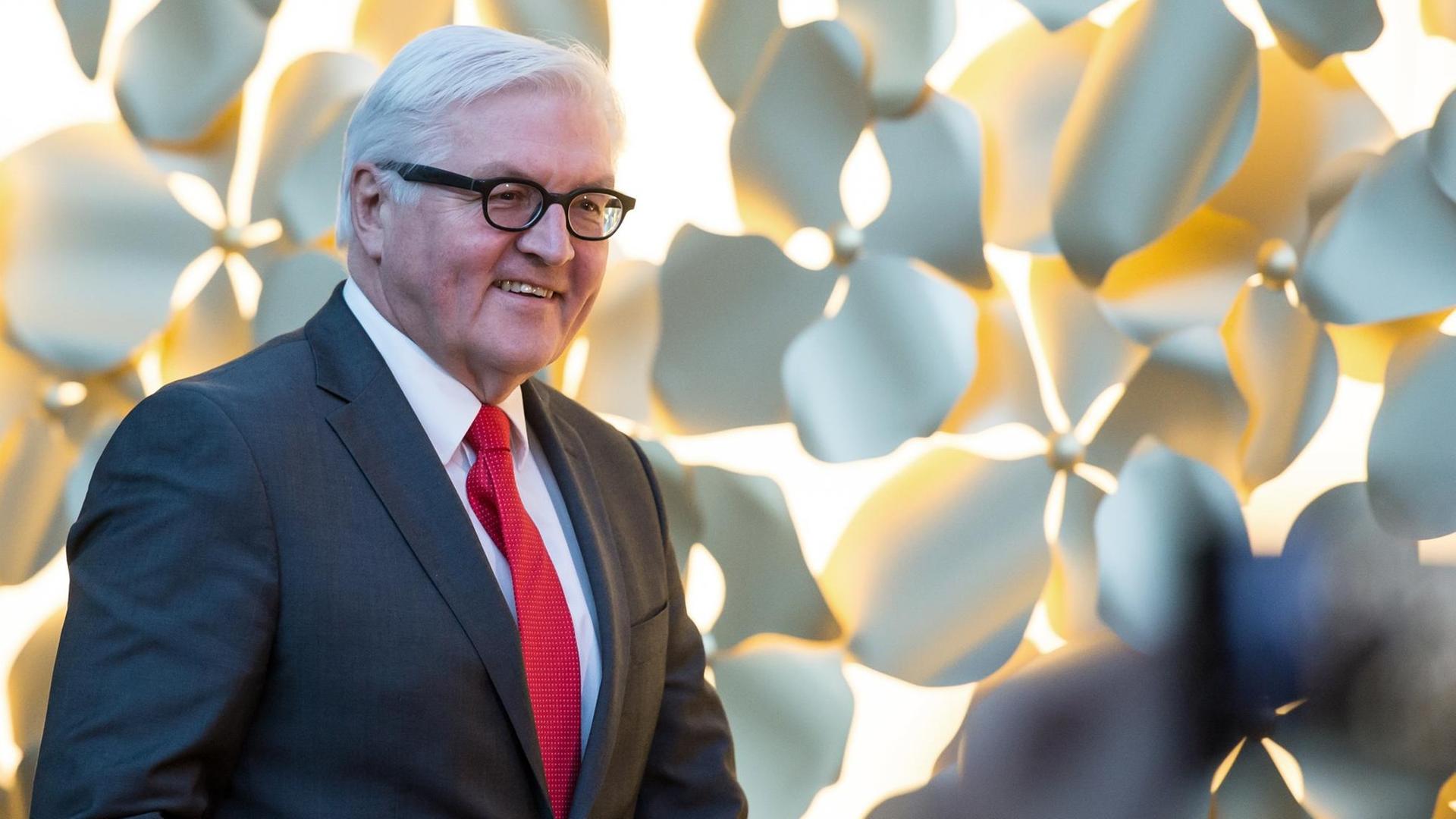 Bundesaußenminister Frank-Walter Steinmeier (SPD) kommt am 11.02.2016 in München (Bayern) vor der Syrien-Konferenz zu einer Pressekonferenz.