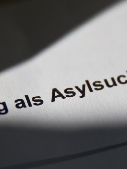 "Meldung als Asylsuchender" in der Zentralen Aufnahmeeinrichtung für Asylbewerber (ZAE) in Zirndorf auf einer Meldebescheinigung für Asylsuchende zu lesen.