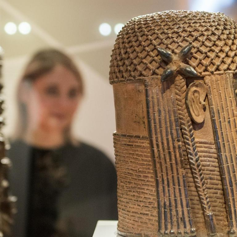 Raubkunst-Bronzen aus dem Land Benin in Westafrika sind im Hamburger Museum für Kunst und Gewerbe (MKG) in einer Vitrine ausgestellt