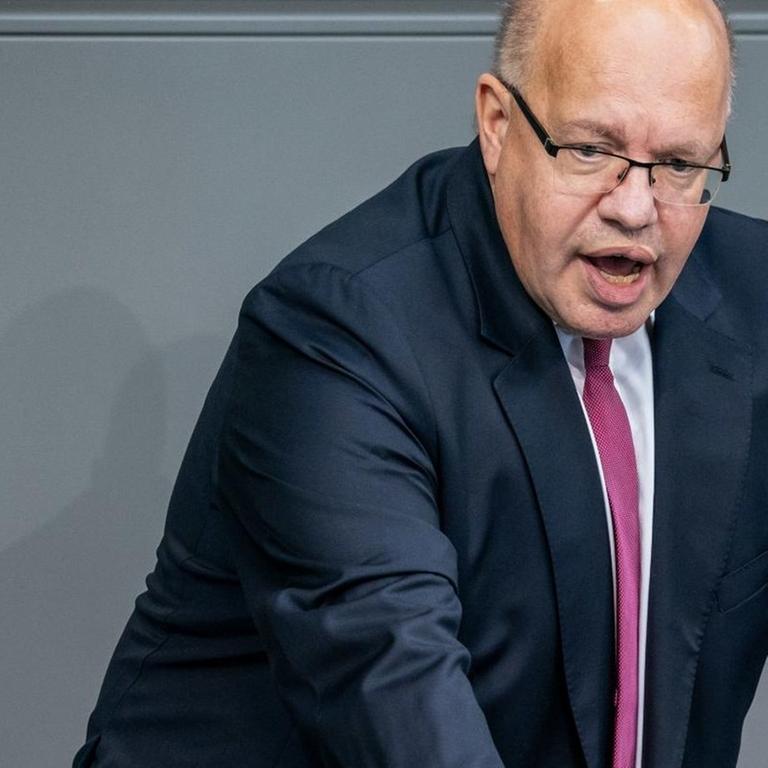 Peter Altmaier (CDU), Bundesminister für Wirtschaft und Energie, spricht im Bundestag währen der Haushaltsdebatte. 