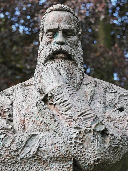 Eine Statue von Friedrich Engels in der Nähe seine Geburtshauses in Wuppertal.