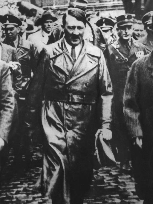 Gustav Krupp von Bohlen und Halbach (r) Adolf Hitler (M)