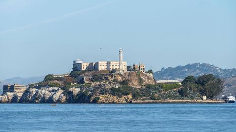 Die frühere Gefängnisinsel Alcatraz in der Bucvht von San Francisco in Kalifornien