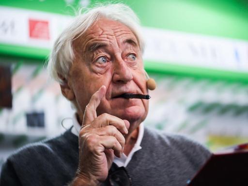 In der Eile hat Cees Nooteboom während einer Signierstunde auf der Frankfurter Buchmesse seinen Stift in den Mund gesteckt.