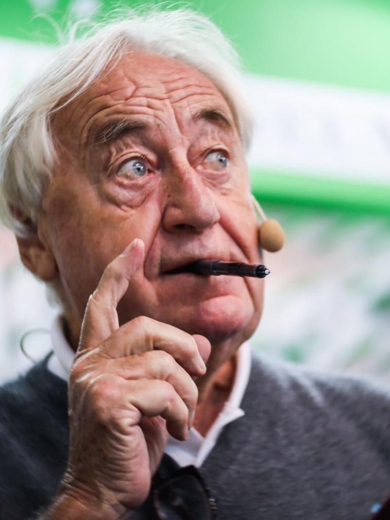 In der Eile hat Cees Nooteboom während einer Signierstunde auf der Frankfurter Buchmesse seinen Stift in den Mund gesteckt.