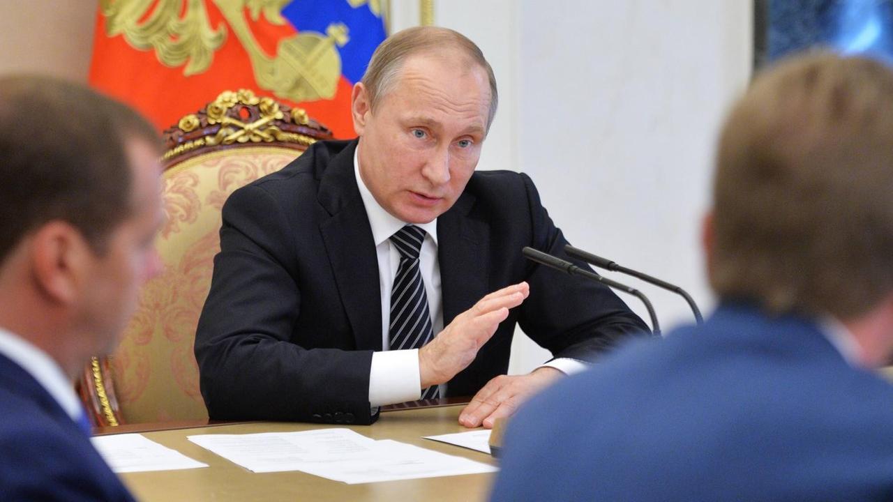 Russlands Präsident Wladimir Putin bei einem Treffen mit Regierungsmitgliedern am Mittwoch (10. August 2016).